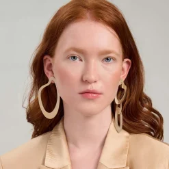 Abstrakcyjne, duże kolczyki z kolekcji Tache
