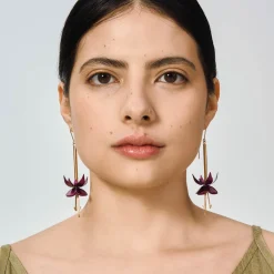 Amarantowe kolczyki w formie kwiatu fuksji z kolekcji Plantis