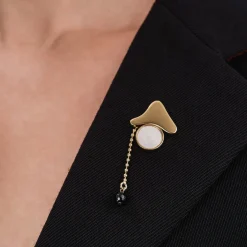 Artystyczny pin onyksem i masą perłową z kolekcji Parer