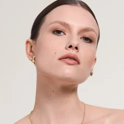 Asymetryczne kolczyki z koniczynami na sztyfcie z kolekcji Bery