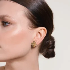 Asymetryczne kolczyki z koniczynami na sztyfcie z kolekcji Bery