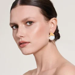 Asymetryczne kolczyki z perłami słodkowodnymi z kolekcji Parer