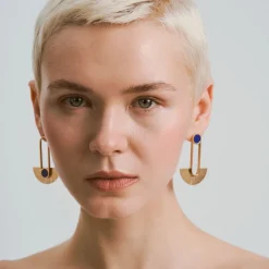 Asymetryczne, pozłacane kolczyki z lapis lazuli z kolekcji Orini