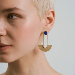 Asymetryczne, pozłacane kolczyki z lapis lazuli z kolekcji Orini