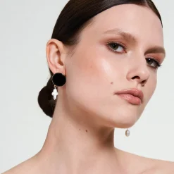 Asymetryczne, pozłacane kolczyki z onyksem i perłami