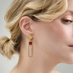 Asymetryczne, pozłacane kolczyki z bursztynami z kolekcji Baltica