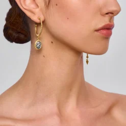 Asymetryczne, pozłacane kolczyki koła z kolekcji Semios