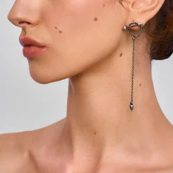 Asymetryczne, srebrne kolczyki z kolekcji Semios