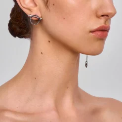 Asymetryczne, srebrne kolczyki z kolekcji Semios