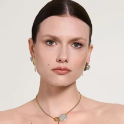 Asymetryczne, srebrno-złote kolczyki z kryształem z kolekcji Rundo