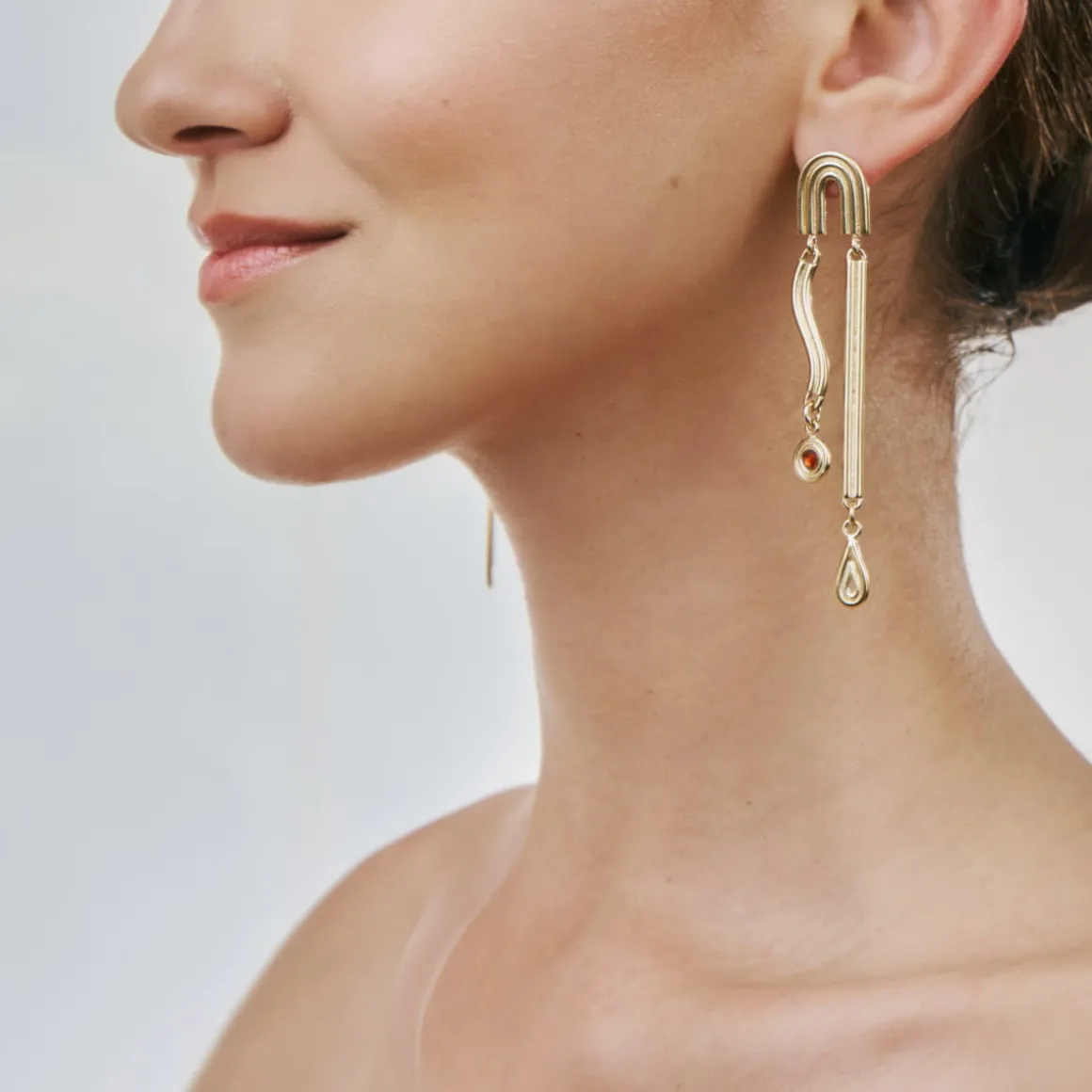 Asymetryczne, wiszące kolczyki z kryształem z kolekcji Holos