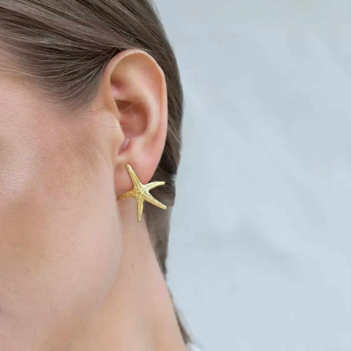Asymetryczne, złote kolczyki rozgwiazdy z kolekcji Maris