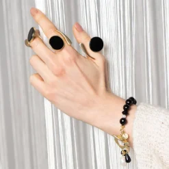 Asymetryczny pierścionek z onyksem z kolekcji Parer