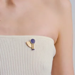 Asymetryczny pozłacany pin z lapis lazuli z kolekcji Orini