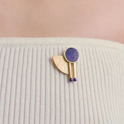 Asymetryczny pozłacany pin z lapis lazuli z kolekcji Orini