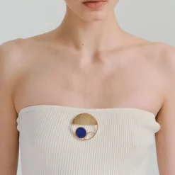 Ażurowa pozłacana broszka z lapis lazuli z kolekcji Orini