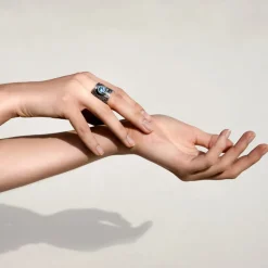 Ażurowy pierścionek z dużym, niebieskim oczkiem z kolekcji Maroko