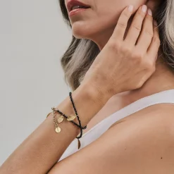 Bransoletka z czarnych kamieni naturalnych ze złotymi zawieszkami z kolekcji Bery