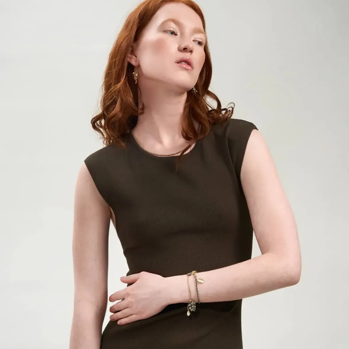 Bransoletka z zielonych perełek z liśćmi bukszpanu z kolekcji Bery