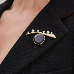 Broszka oko z onyksem i perłami z kolekcji Parer