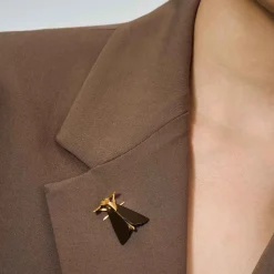 Brązowy pin ćma z kolekcji Plantis