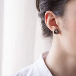 Ciemne kolczyki na sztyfcie z mechanizmami zegarowymi z kolekcji Vintage