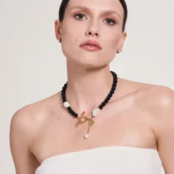 Czarno-biały naszyjnik z onyksami i perłami z kolekcji Parer