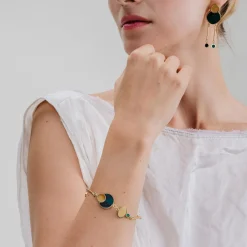 Delikatna, złota bransoletka z bursztynem z kolekcji Baltica