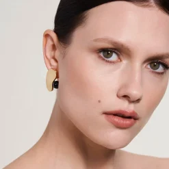 Delikatne kolczyki z onyksem z kolekcji Parer