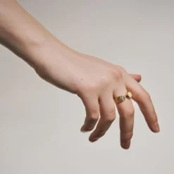 Delikatny pierścionek z okrągłym oczkiem z kolekcji Moon