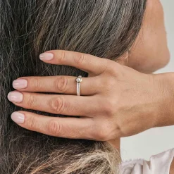 Delikatny, srebrny pierścionek z perłą z kolekcji Verum