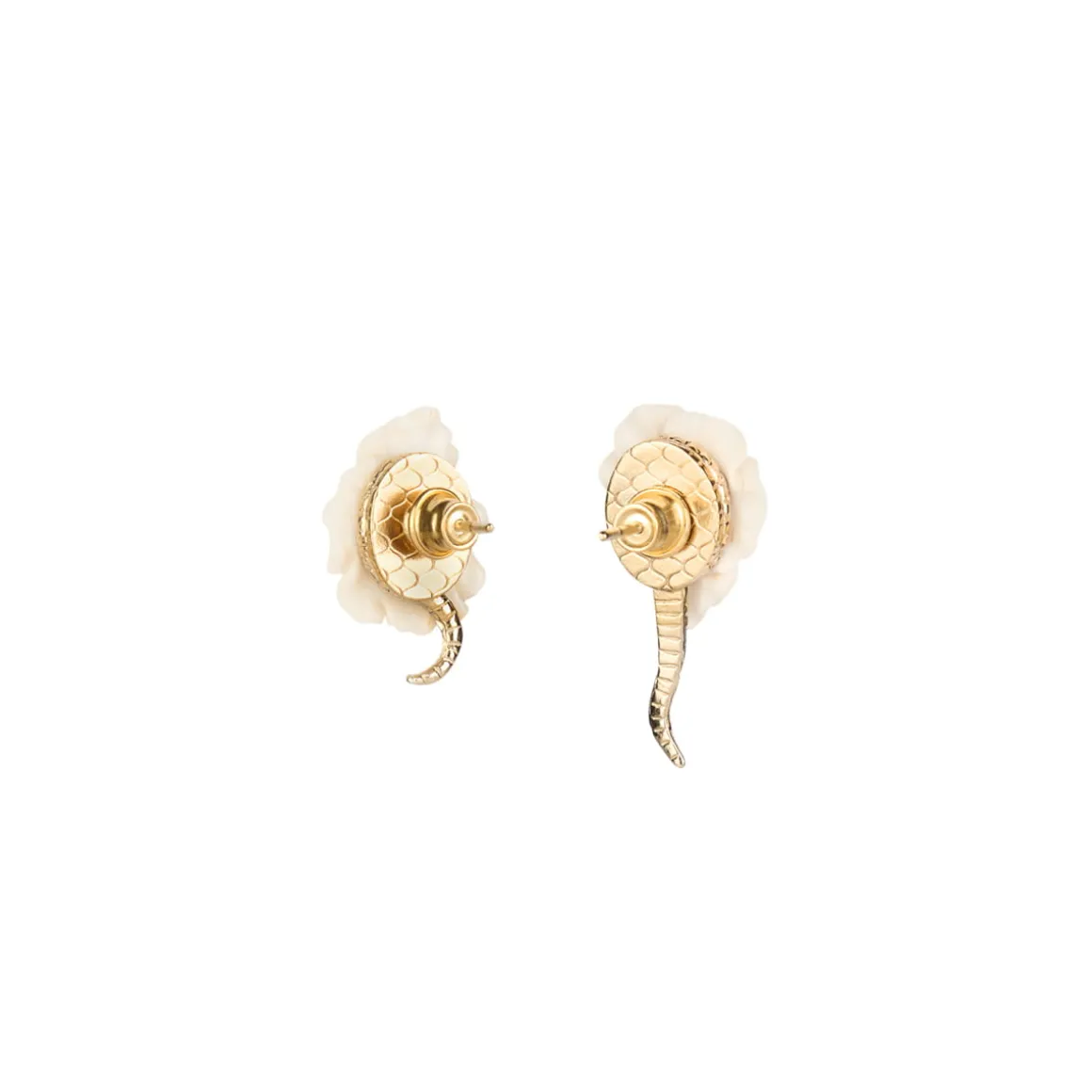 Drobne, asymetryczne kolczyki z ozdobnymi kwiatami z kolekcji Kembali