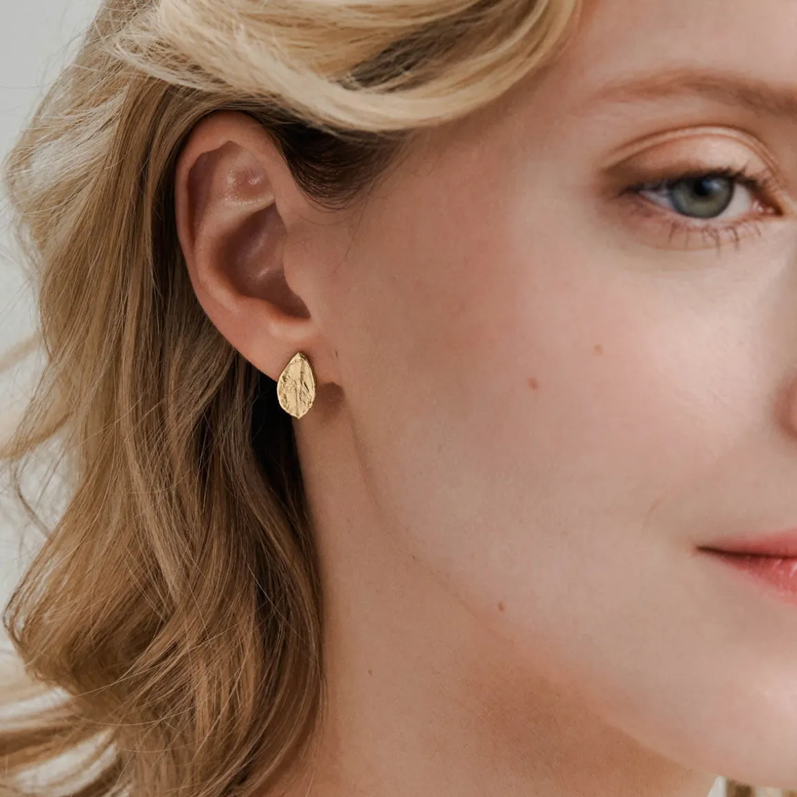 Drobne, pozłacane kolczyki listki na sztyft z kolekcji Bery