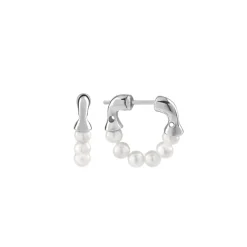 Drobne, srebrne kolczyki z perłami z kolekcji Perle