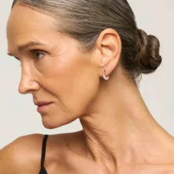 Drobne, srebrne kolczyki z perłami z kolekcji Perle