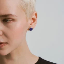Drobne srebrne kolczyki z lapis lazuli z kolekcji Orini