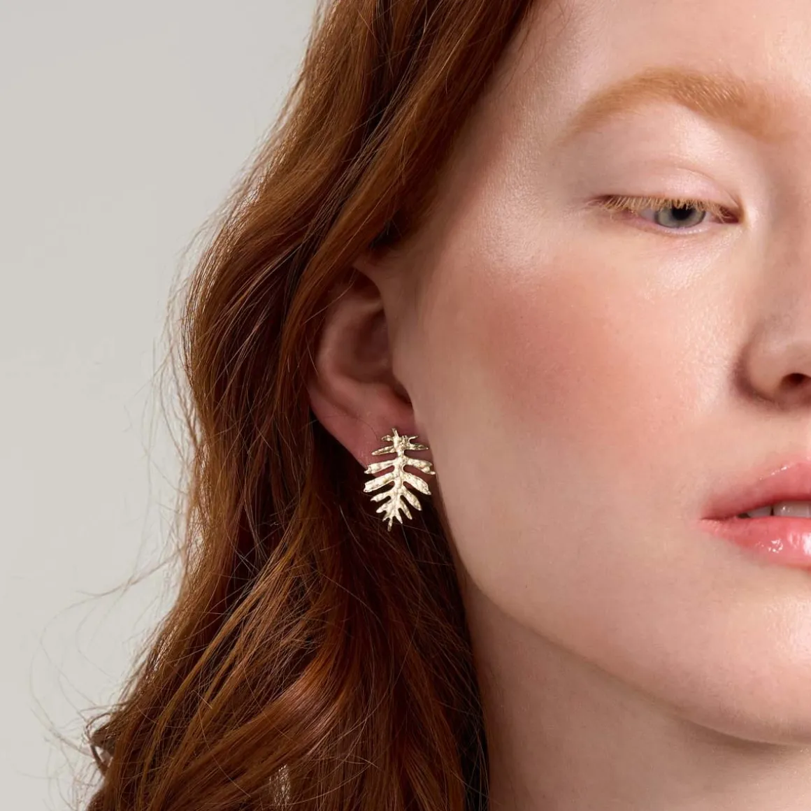 Drobne, złote kolczyki paprotki z kolekcji Plantis