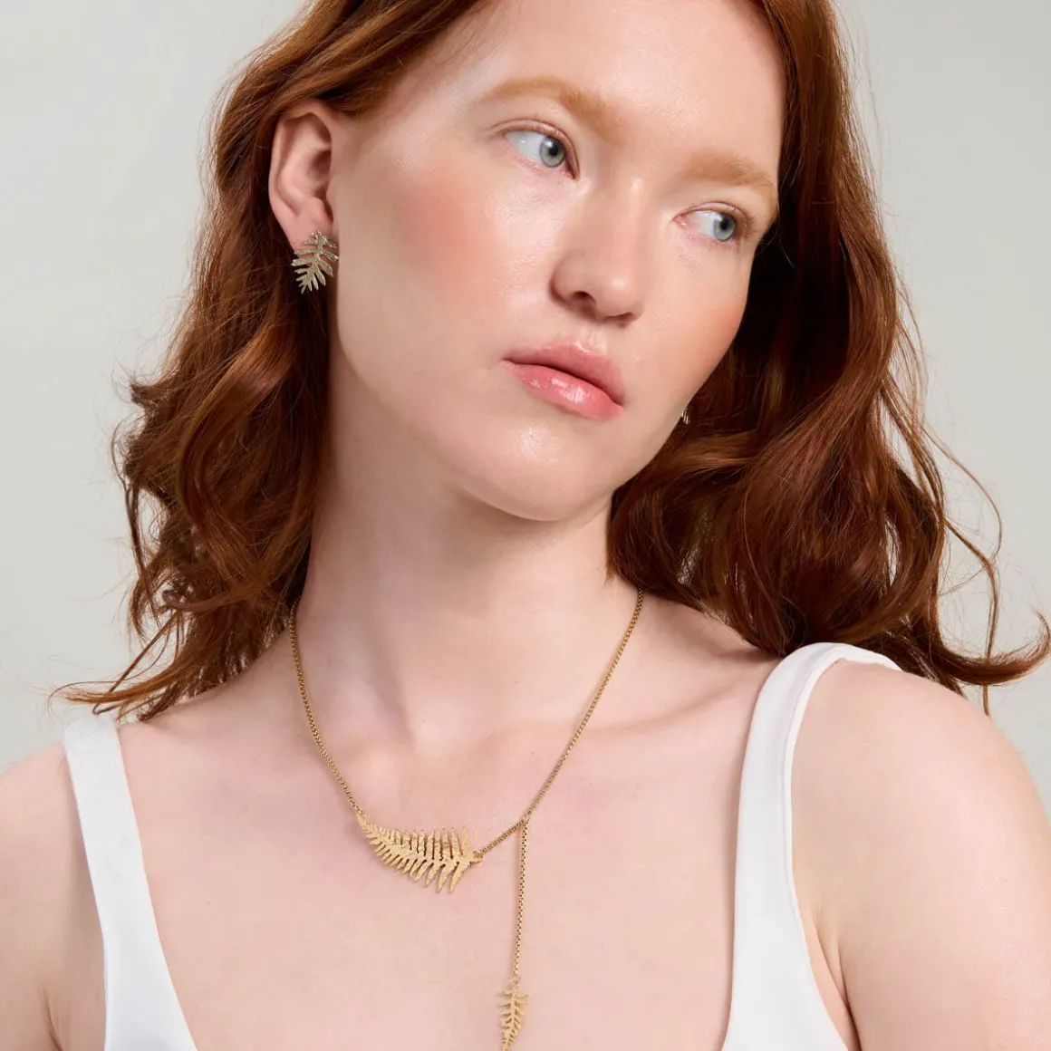 Drobne, złote kolczyki paprotki z kolekcji Plantis