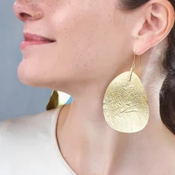 Duże kolczyki z kolekcji Moon o nieregularnej powierzchni