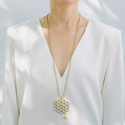 Długi naszyjnik z dużym wisiorem z pszczołą z kolekcji Apis