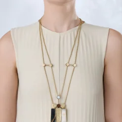 Długi naszyjnik z ozdobnym, ceramicznym wisiorem z kolekcji Monumental