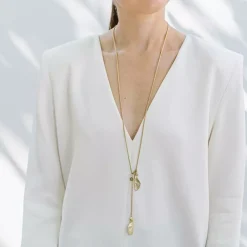 Długi naszyjnik z pojedynczym noskiem klonowym z kolekcji Bery