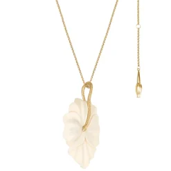 Długi naszyjnik z rzeźbionym hibiskusem z kolekcji Kembali
