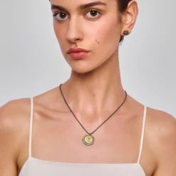 Długi naszyjnik z zawieszką w formie pieczęci z kolekcji Semios