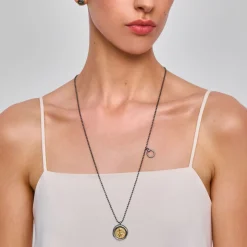 Długi naszyjnik z zawieszką w formie pieczęci z kolekcji Semios