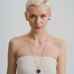 Długi naszyjnik z zawieszką lapis lazuli z kolekcji Orini