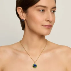 Długi, pozłacany naszyjnik z ozdobną zawieszką z kolekcji Minakari