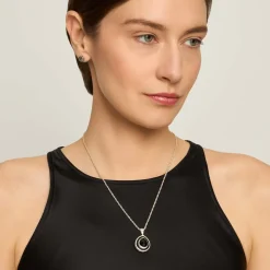 Długi, srebrny naszyjnik z ozdobną zawieszką z kolekcji Minakari