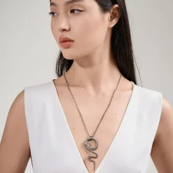 Długi, srebrny naszyjnik z zawieszką w kształcie węża z kolekcji Kembali