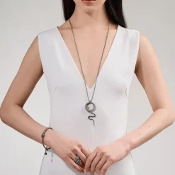 Długi, srebrny naszyjnik z zawieszką w kształcie węża z kolekcji Kembali